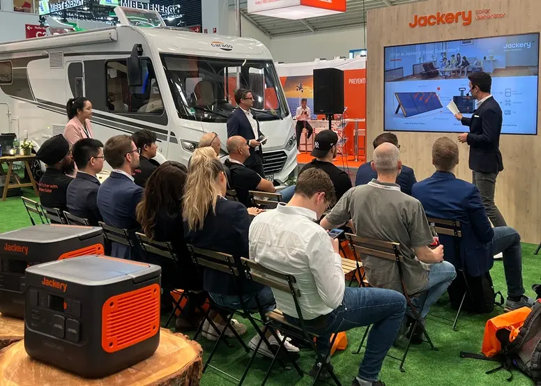 华宝新能携旗舰新品Jackery电小二光充户外电源2000 Plus首秀全球最大光伏展